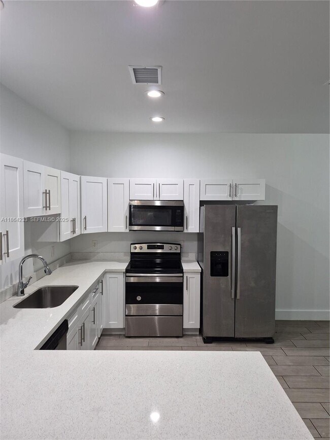 Building Photo - 2208 SW 3rd Ave