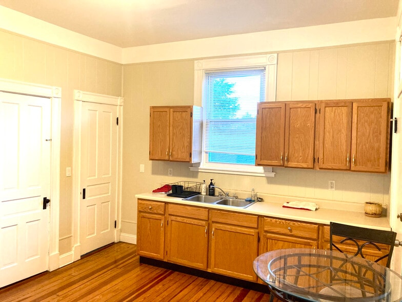 Building Photo - 222 E 18th St