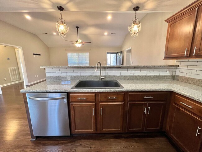 Building Photo - 4 Bed, 3 Bath w/ 2 Car Garage and Fenced Backyard