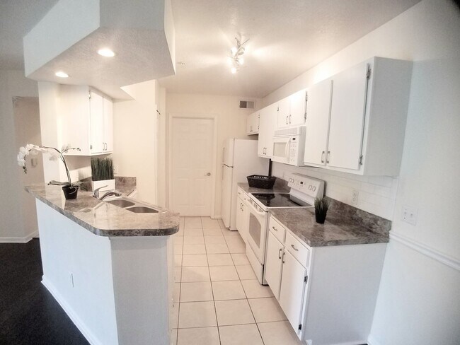 Primary Photo - Beautiful 1/1 Wood Floors Condo at The Cre...