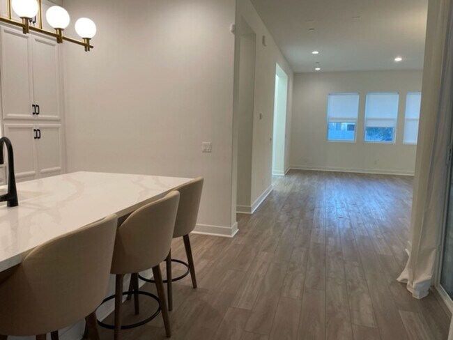 Building Photo - Stunning 3 bedroom 3 bath home in the Grea...