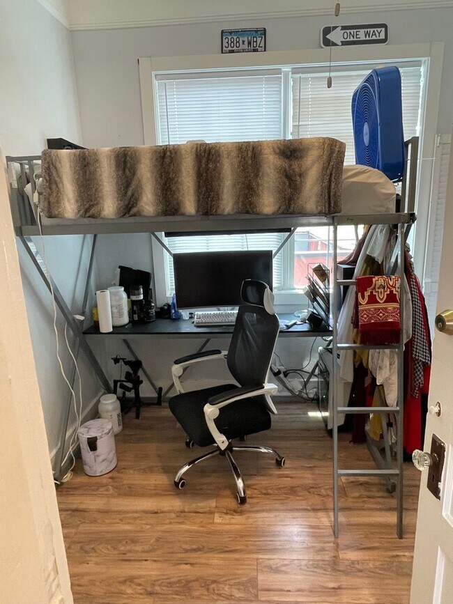 Building Photo - Gorgeous 3BD Apartment above commercial space ON MAPLE ST