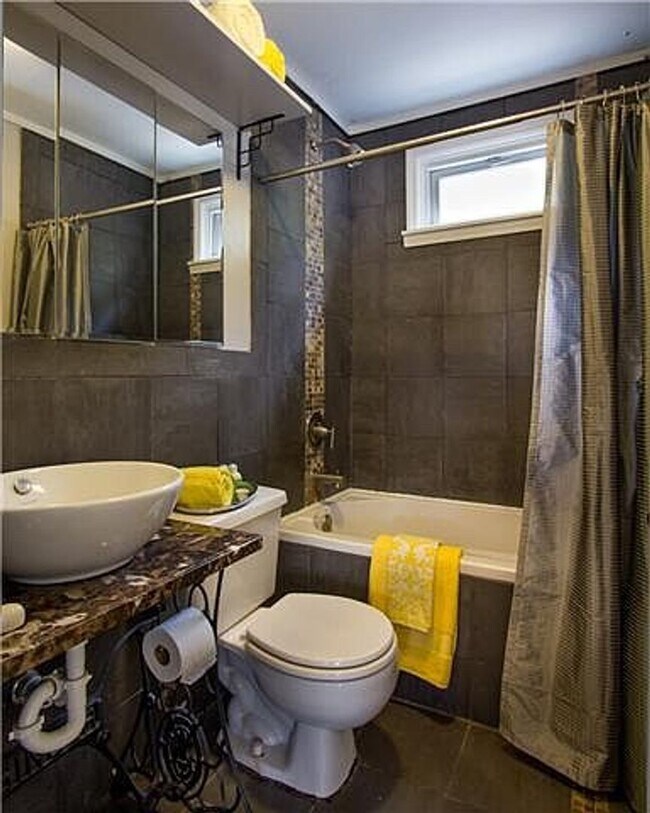 Building Photo - Adorable 2 Bedroom 1 Bath Home in Sylvan H...