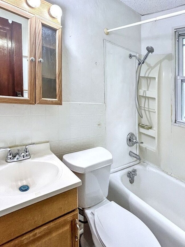 Building Photo - Charming 2-Bedroom Home with Fenced Yard i...