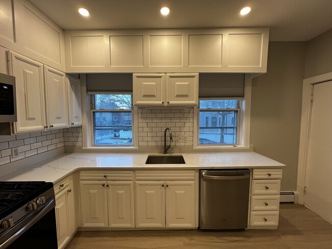 Building Photo - 158 Holland St