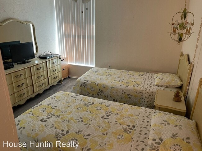 Building Photo - 1 br, 1 bath House - 4358 TAHITIAN GARDENS...