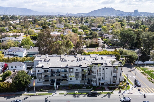 Building Photo - Smartly Designed 2-Bedroom Apartment in Prime Studio City Location