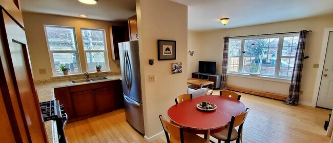 Building Photo - 3 Bedroom Townhome on Hunters Way