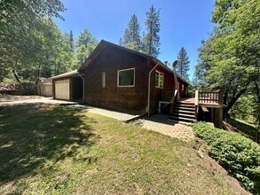 Building Photo - 4 Bedroom 2.5 Bathroom Home on 2 Acres Clo...