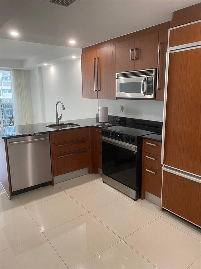 Building Photo - 10275 Collins Ave