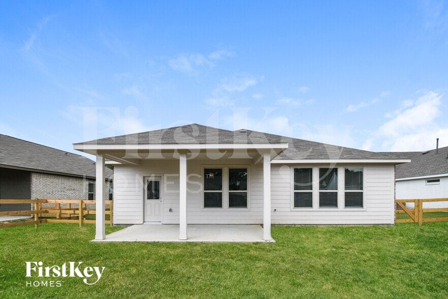 Building Photo - 321 Lk Wy Cir