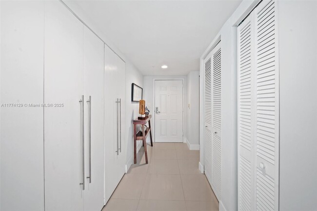 Building Photo - 1155 Brickell Bay Dr