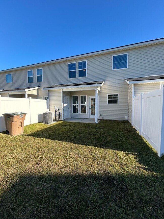 Building Photo - 3 Bedroom/ 2.5 Bathroom Berwick area in Savannah, GA