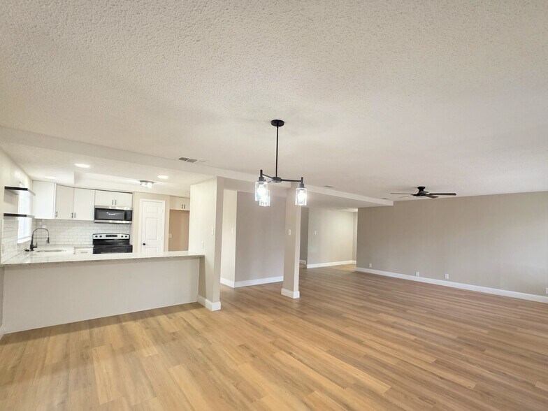 Building Photo - 1302 La Salle Dr