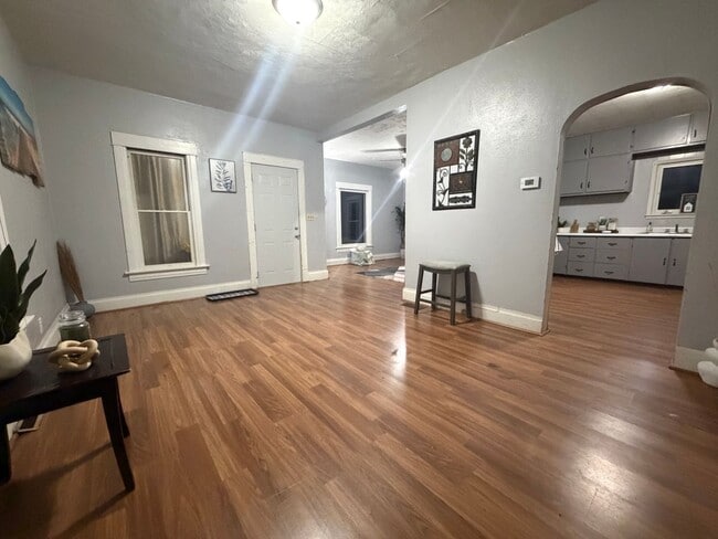 Building Photo - 2 bed, 1 bath home for rent in Waterloo