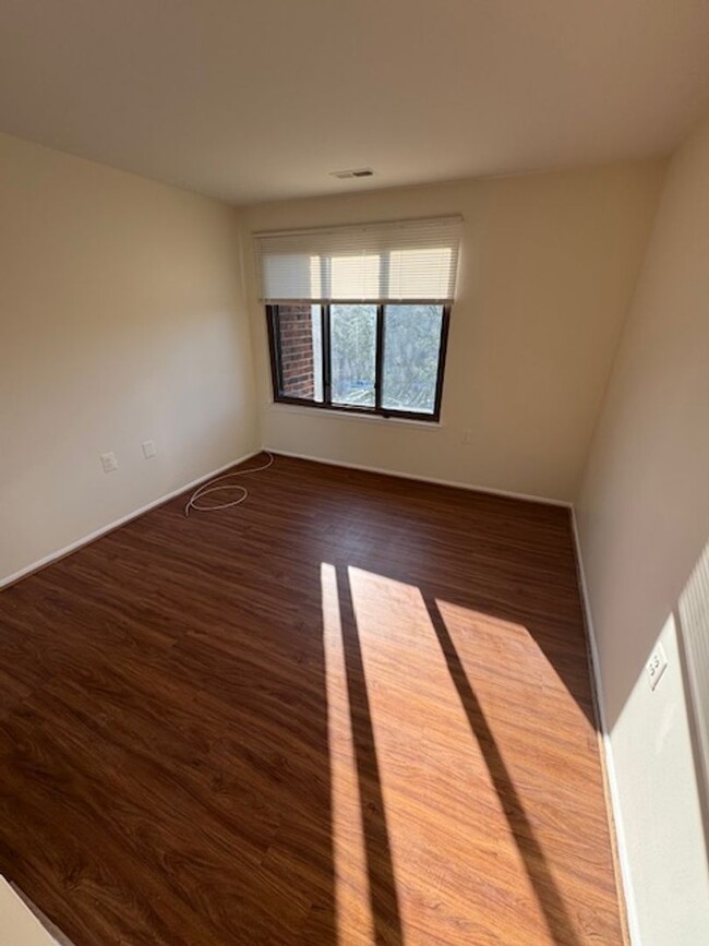 Building Photo - SPACIOUS CONDO IN FARMINGDALE