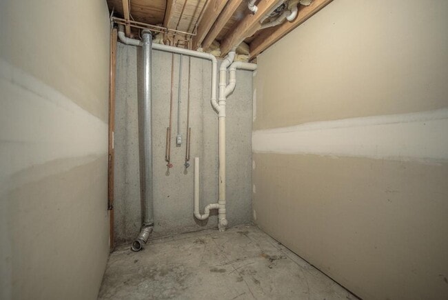 Building Photo - 612 NE Topaz Dr