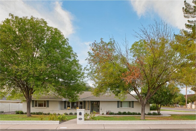 Building Photo - 5952 E Calle Tuberia