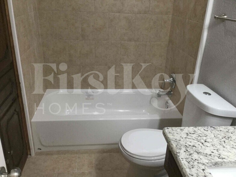 Building Photo - 419 Buckingham Pl