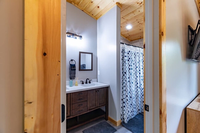 Building Photo - 43 Medina Ct