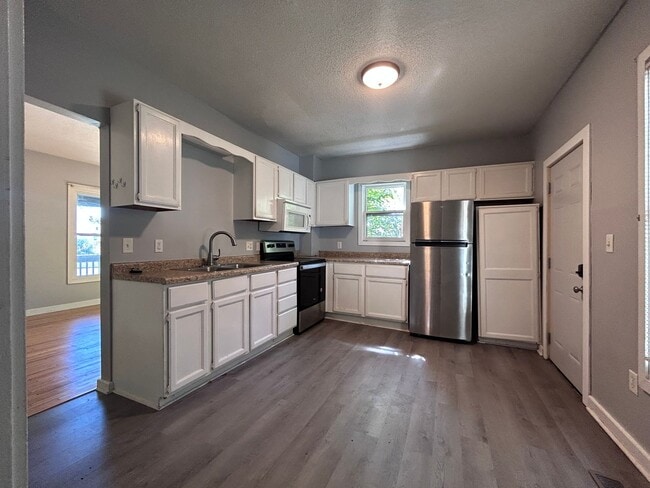 Building Photo - 3 Bed 2 Bath Single Family Home
