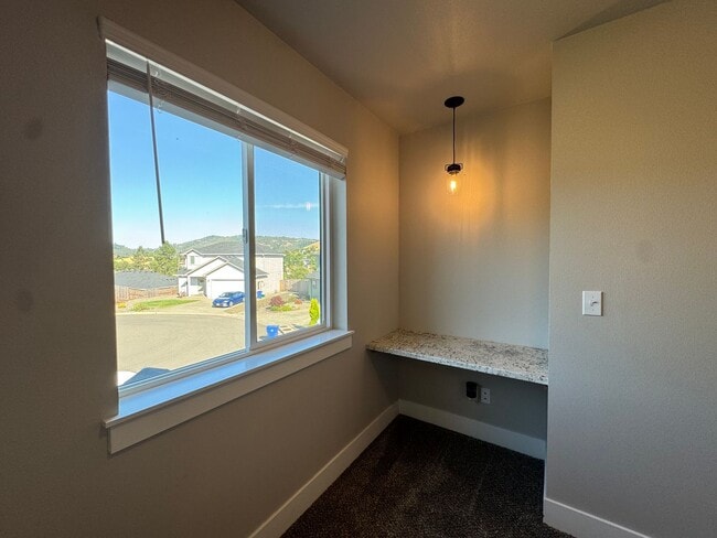 Building Photo - Beautiful 3 Bedroom 2 Story Home in Cul de...