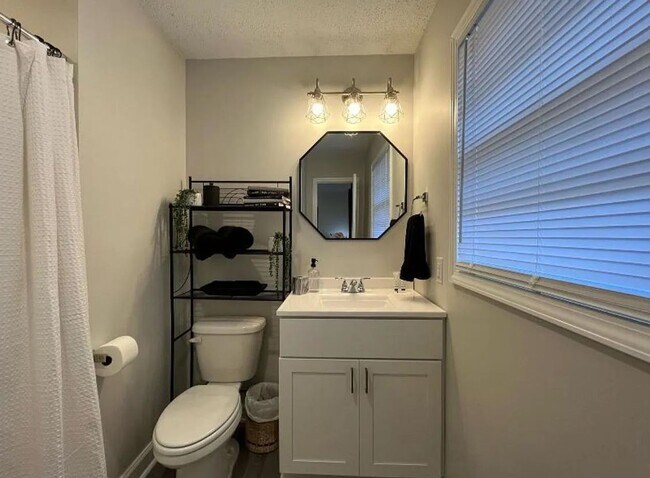 Building Photo - 306 S Marble St