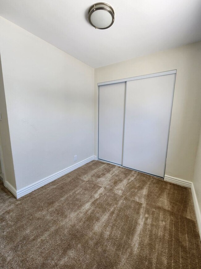 Building Photo - Charming 3 Bedroom / 2 Bathroom Home with ...
