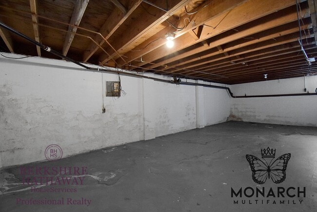 Building Photo - 2 Bedroom Townhouse w/Basement Apartment