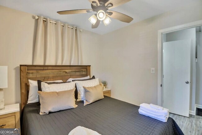 Building Photo - 50 Oak St