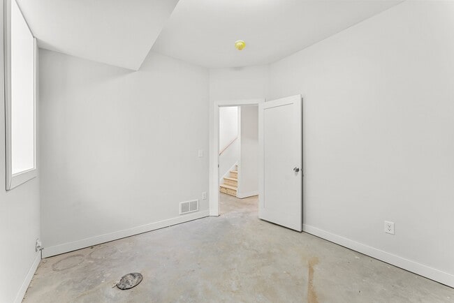 Building Photo - 911 W 31st St