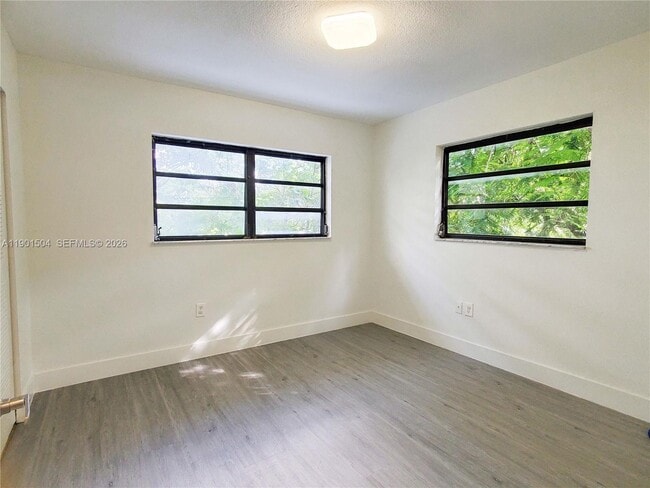 Building Photo - 1901 NW S River Dr