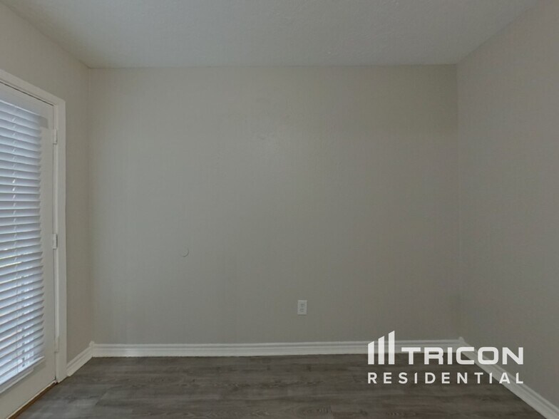 Building Photo - 729 Forest Ln Dr