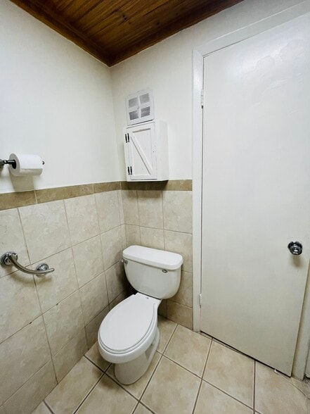 MASTER BATHROOM - 608 NW 13th St