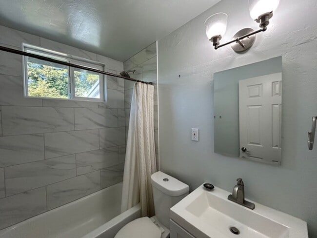 Building Photo - Charming 4 Bedroom, 2 Bath Home in Novato ...