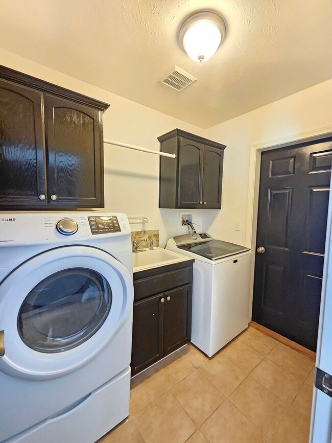 Building Photo - $1,995 - 2 Bed / 2 Bath Beautiful House in...