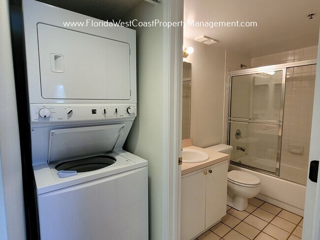 Building Photo - ANNUAL LEASE! SUPER CUTE 2 BEDROOM/2 BATH ...