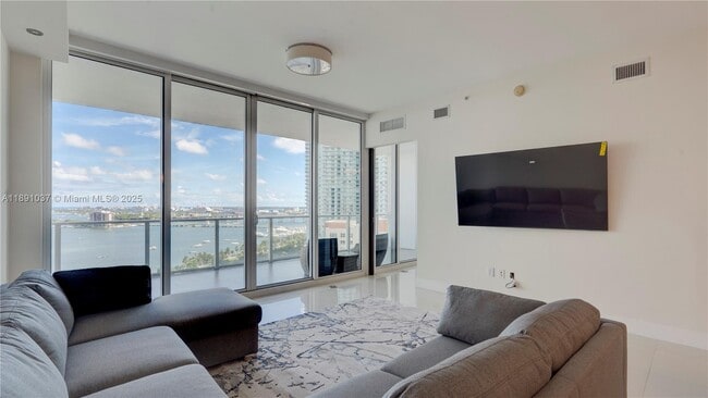 Building Photo - 2020 N Bayshore Dr