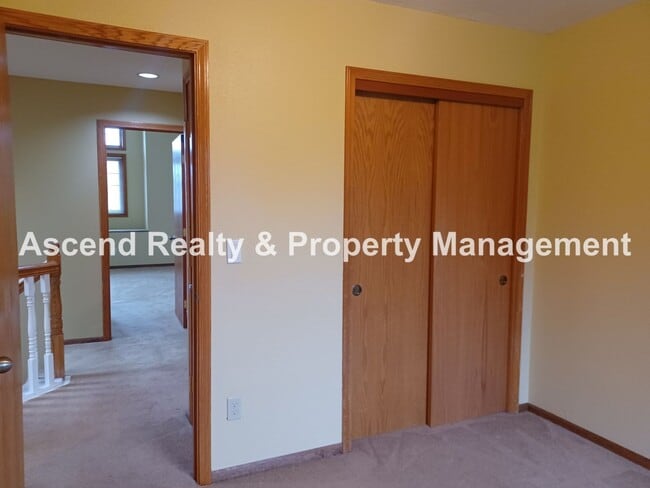 Building Photo - Troutdale 4 Bed Fenced Back 3 Car Garage Y...