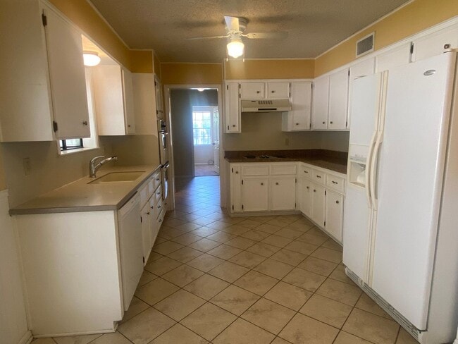 Building Photo - LARGE 4 BEDROOM BELTON ISD