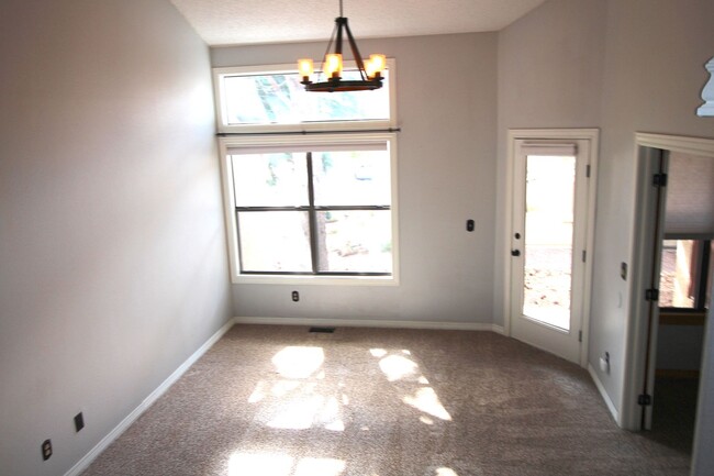 Building Photo - Adorable 2bdrm 1 bath townhome in Desirabl...