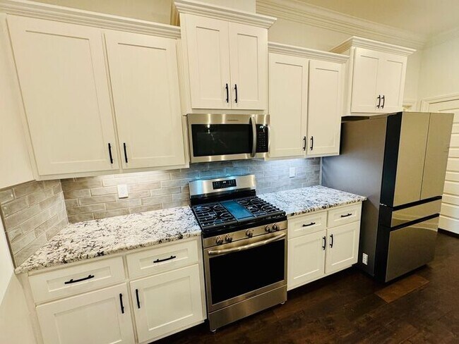 Building Photo - FENCED yard-great location at the base of Keel Mountain