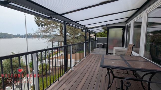 Building Photo - Huge waterfront home, fully furnished, boa...