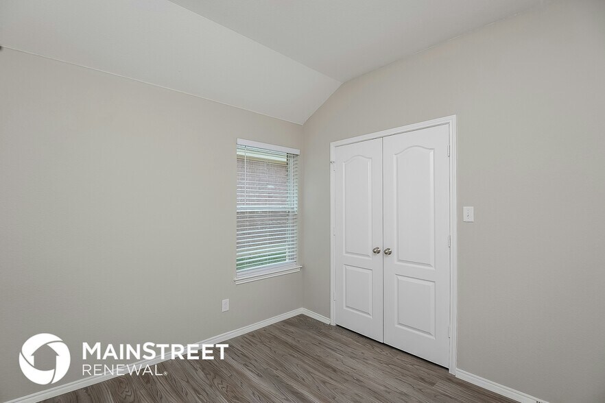 Building Photo - 421 Crescent Creek Ln