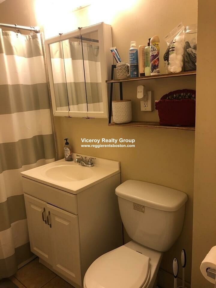 Building Photo - 861 E 1st St