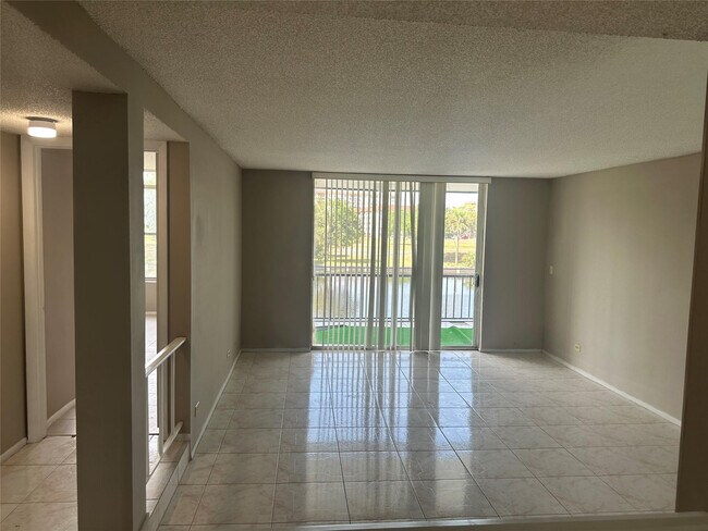 Building Photo - 3740 Inverrary Dr