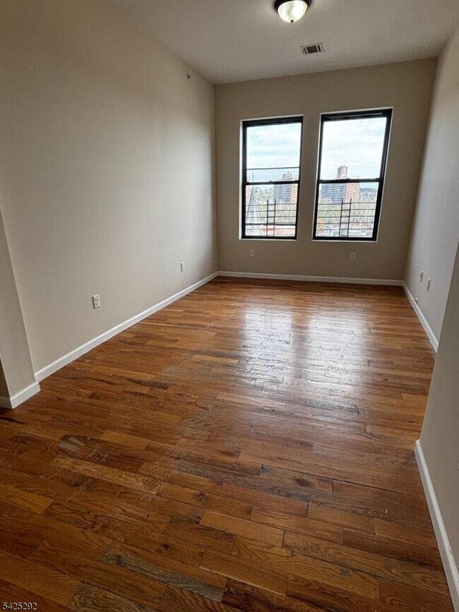 Building Photo - 40 Broadway