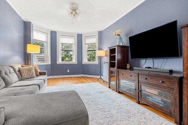 Building Photo - 376 Riverway