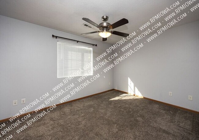 Building Photo - 701 SE Dovetail Rd