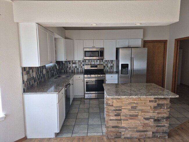 Building Photo - Spacious 3 bed/2 bath home in desired neig...